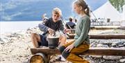 barn som leker på stranden ved Tinnsjøen